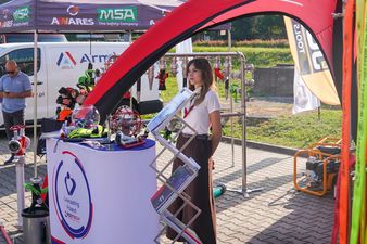 Kobieta stoi przy stanowisku Luxecasting Poland