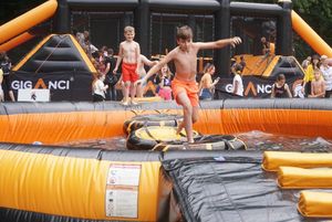 Chłopak biegnący przez tor przeszkód