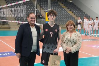 Piotr Szereda i Ewa Gutowska obok kapitana drużyny Leaside Volleyball Club