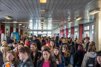 Tłum ludi na korytarzu szkoły 