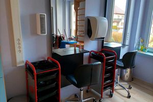 Zdjęcie przedstawia pracownię - widać fotele.