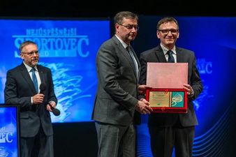 Wręczenie grawertony przez Prezydenta Michała Urgoła Janowi Wolfowi burmistrzowi Karwiny