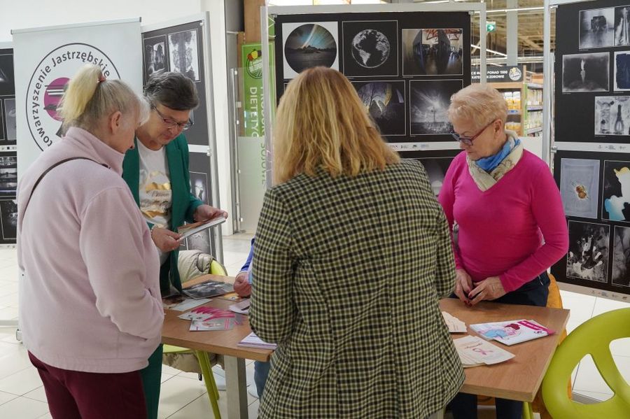 Zdjęcie przedstawia akcję Amazonek w Galerii Zdrój.