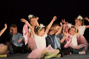 dzieci przebrane za kwiaty na scenie