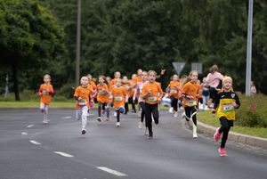 Zdjęcie przedstawia biegnących zawodników.