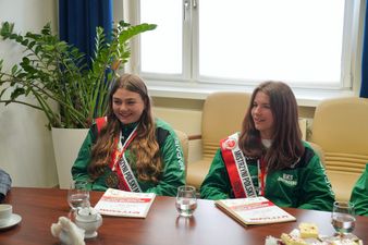 Julia Kamczyk, Sara Labryga siedzą przy stole