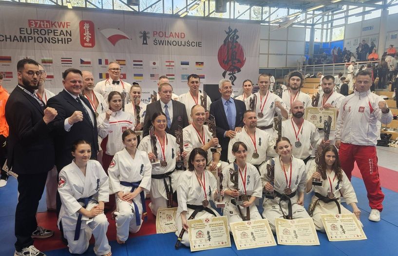 Medaliści wszystkich kategorii z reprezentacji Polski z trenerami i sędziami pozujący do obiektywu