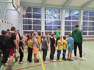 Dzieci ustawione w kolejce do kolejnej kategorii.