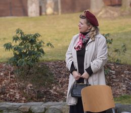 Kobieta w historycznym stroju konspiracyjnym