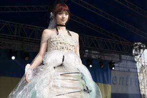 Młodzież w strojach z odpadów - pokaz mody.