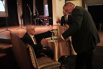 1 zastępca Prezydenta Grzegorz Dulemba przekazuje prezent dla Pana dr Józefa Musioła
