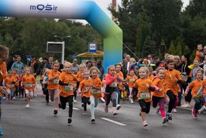 Zdjęcie przedstawia młodych zawodników na starcie zawodów.