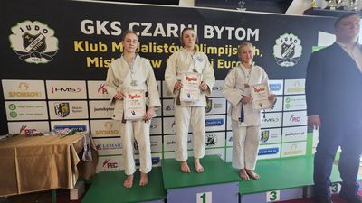 Młode judoczki na podium