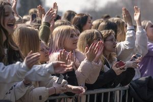 Dzieci i młodzież bawi się pod sceną.