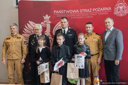 Pamiątkowe zdjęcie zaproszony gości z laureatami pierwsze grupy konkursu