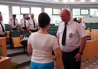 Prezydent podczas rozmowy z jednym z przedstawicieli służb mundurowych