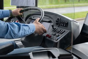 Widok na kierownicę podczas jazdy.