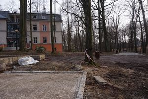 Alejka w Parku zdrojowym w trakcie remontu