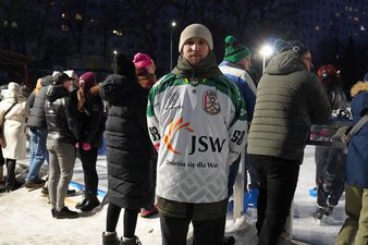 Fredrik Forsberg na tle uczestnikó spotkania