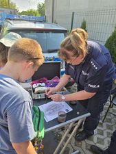 warsztaty pobierania odcisków palców prowadzone przez policję