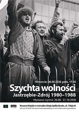 Szychta wolności. Jastrzębie-Zdrój 1980–1988 w Muzeum Miejskim. Otwarcie: 26.08.2026 r. o godz. 17:00, wystawa czynna do 31.10.2026 r. Na czarno-białym zdjęciu widać strajkujących górników wznoszących ręce w geście zwycięstwa