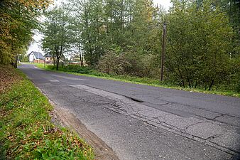 widok na zniszczoną nawierzchnię