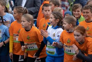 Zdjęcie przedstawia młodych zawodników na starcie.