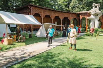 Prowadzący piknik przemawiają 