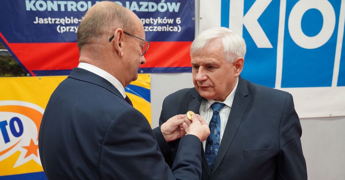 Zdjęcie przedstawia nadanie odznaczenia Romanowi Fajkusowi.