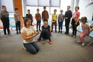 Grupka dzieci na leżakach