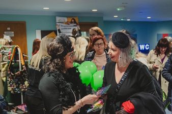 Dwie kobiety rozmawiają w holu kina