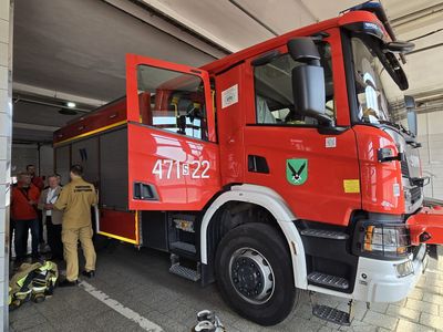 Rozmowa Sołtysa Biza przy wozie strażackim ze strażakiem