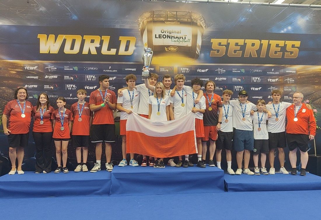 Zdjęcie przedstawia ludzi podczas zawodów ITSF International Table Soccer Federation 