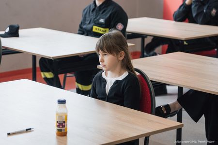 Skupiona dziewczynka słuchająca przemówień