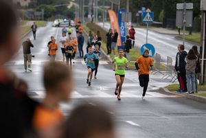 Zdjęcie przedstawia biegnące dzieci. 