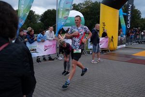 Zdjęcie przedstawia zawodników na mecie biegu głównego.