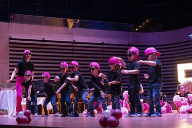 Zdjęcie przedstawia występ dzieci na scenie.