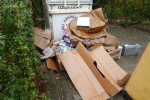 Papier Rozrzucone kartony, za nimi pojemnik