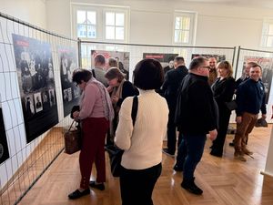 Duża grupa osób ogląda wystawę poświęconą żołnierzom wyklętym