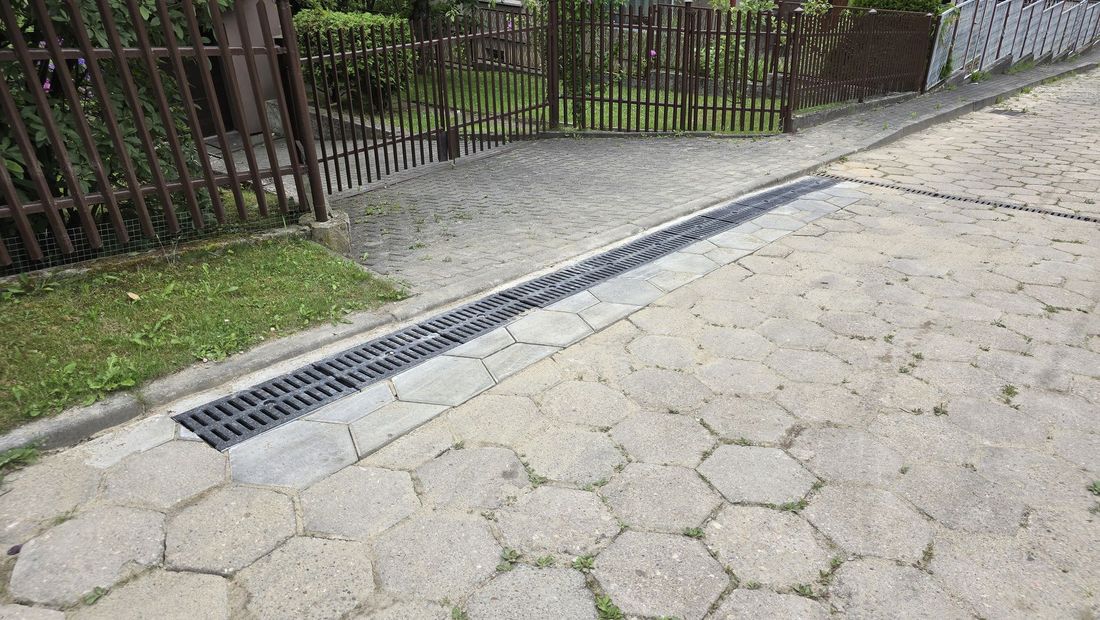 Zdjęcie przedstawia remont chodnika na ulicy Stokrotek