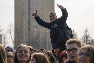 Dzieci i młodzież bawi się pod sceną.