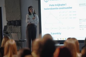 Wykładowczyni z matematyki prowadzi wykład
