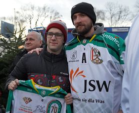 Zawodnik Peter Bezuška z kibicem