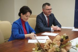Prezydent Anna Hetman i naczelnik wydziału edukacji, Stanisław Faber
