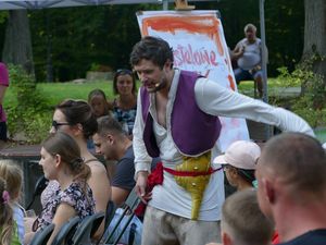 Aktor wśród widowni spektaklu. 