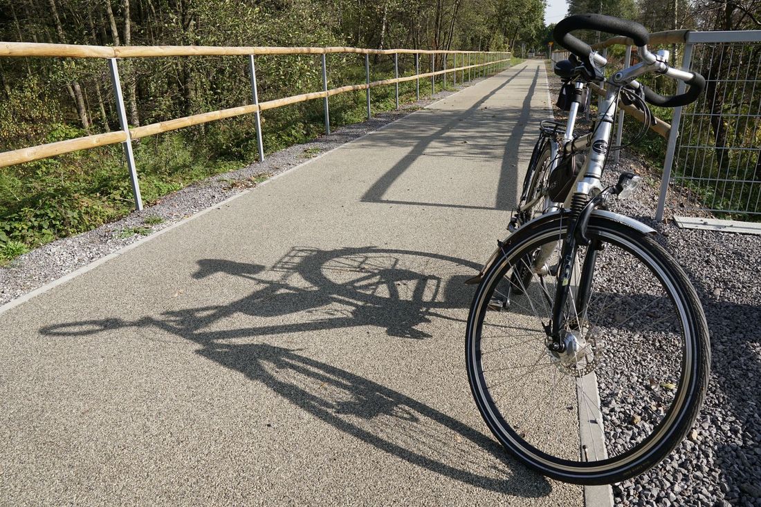 Rower, stojący na żelaznym szlaku rowerowym