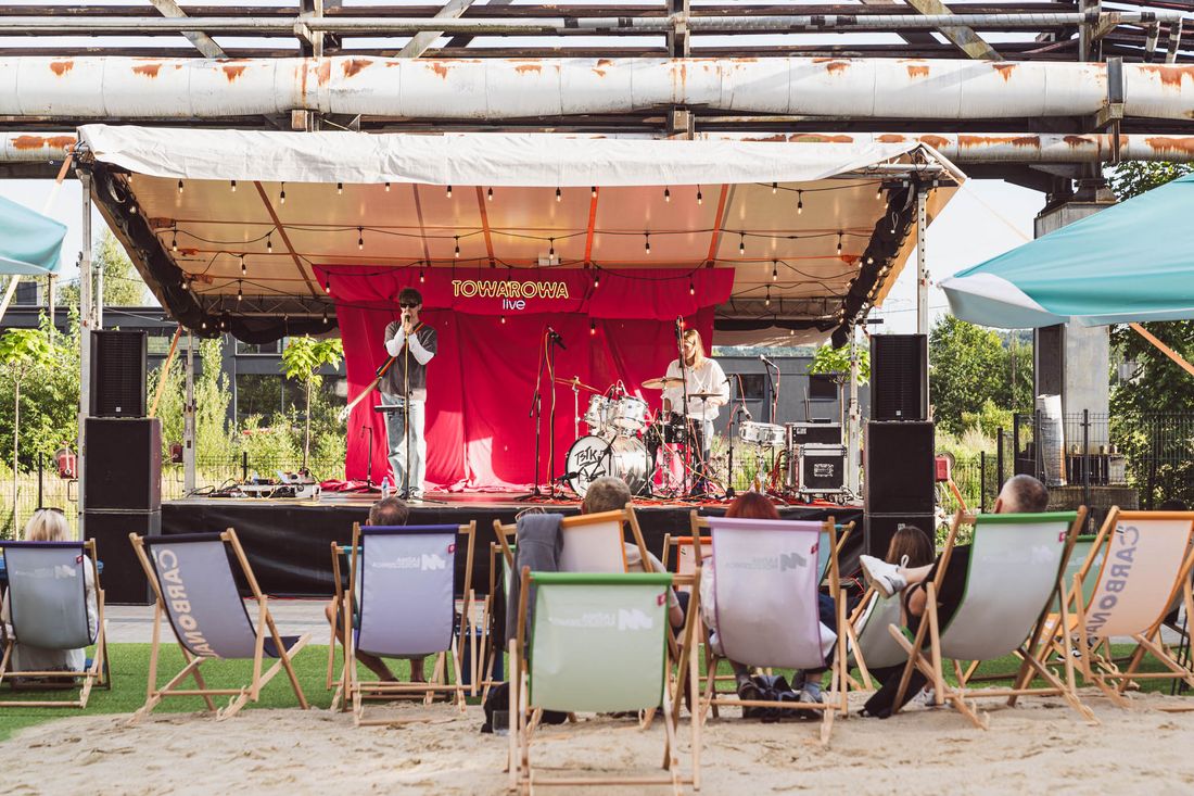 Widok na scenę towarowa live ujęcie z tyłu widać leżaki