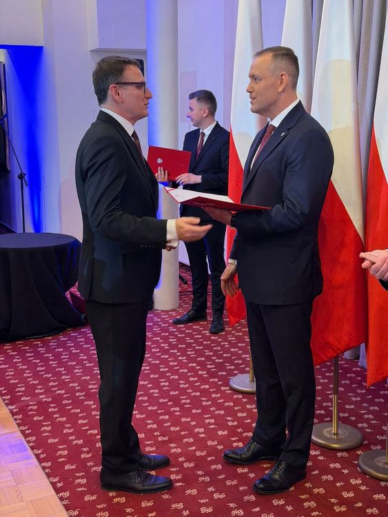 Prezyent michał Urgoł przyjmuje akt powołania z rąk prezydenta Karola Nawrockiego