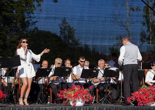 Wokalista z orkiestrą