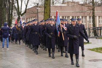 defilada przechodzi koło Muzeum miejskiego 